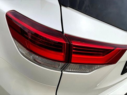 Used 2019 Toyota Highlander Limited Platinum image 29