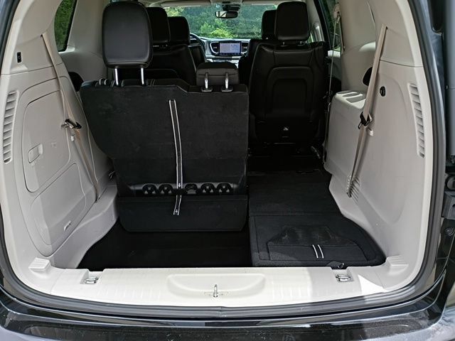 Used 2024 Chrysler Pacifica Limited FWD image 34