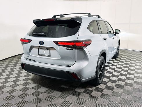 Used 2024 Toyota Highlander LE FWD image 3