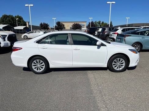Used 2017 Toyota Camry LE FWD image 3