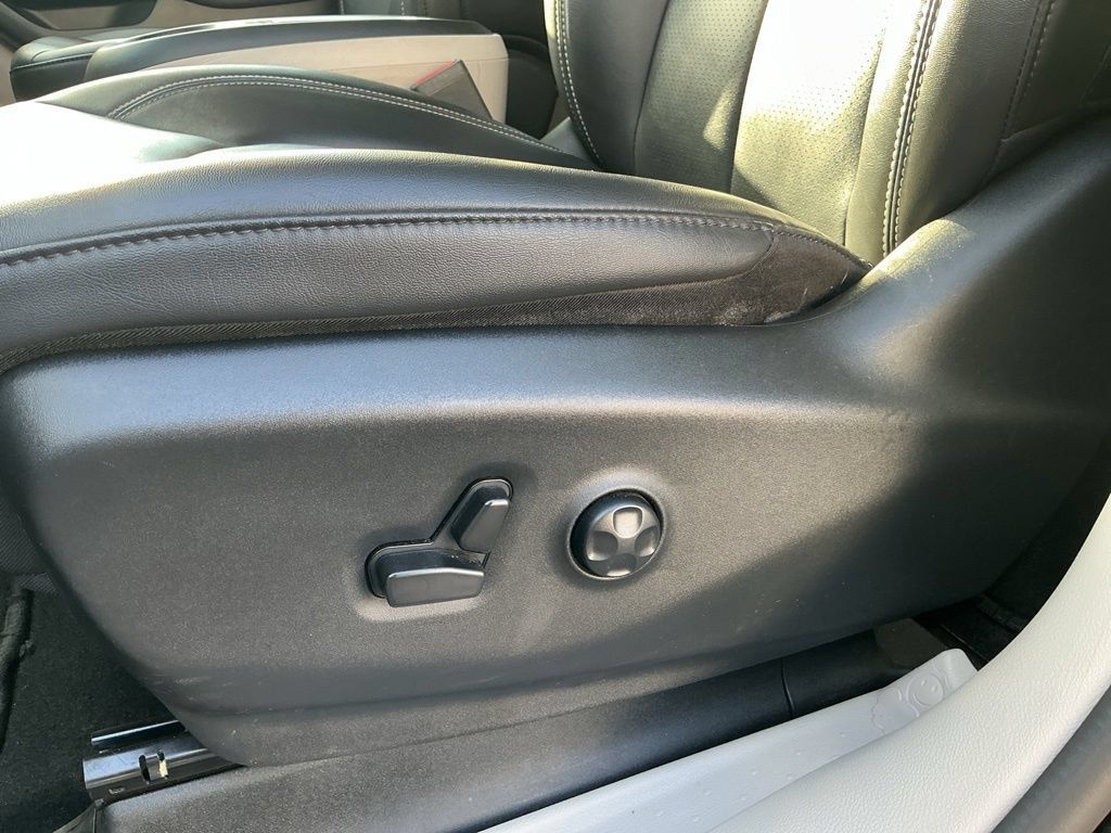 Used 2024 Chrysler Pacifica Touring-L FWD image 24