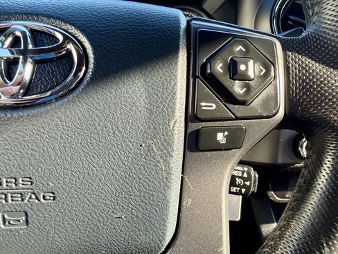 Used 2017 Toyota Tacoma TRD Sport image 27