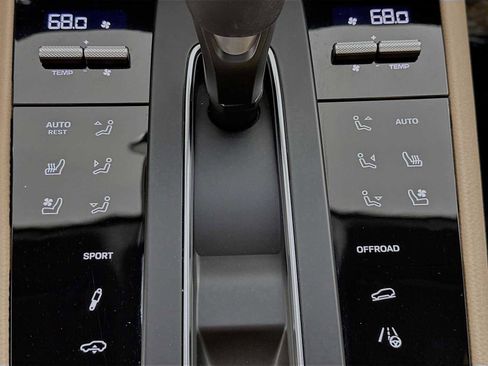 Used 2025 Porsche Macan image 21