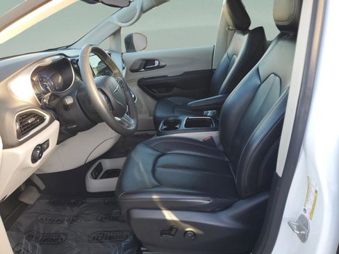 Used 2023 Chrysler Pacifica Touring-L image 16