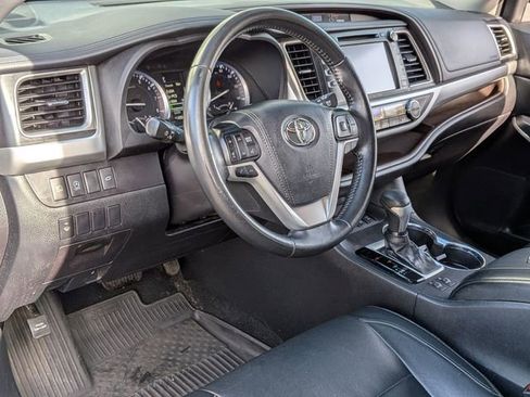 Used 2018 Toyota Highlander XLE AWD/4WD image 16