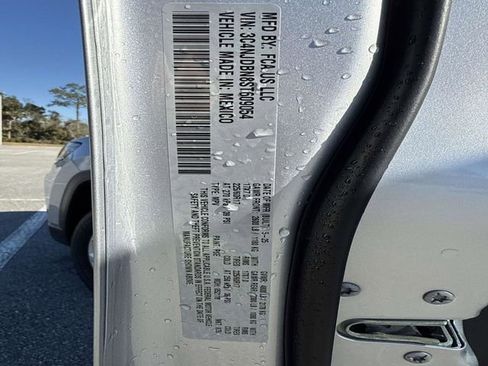 Used 2025 Jeep Compass Latitude image 32