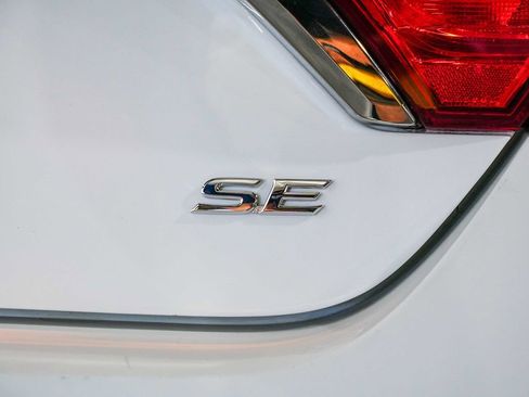 Used 2017 Toyota Camry SE FWD image 11