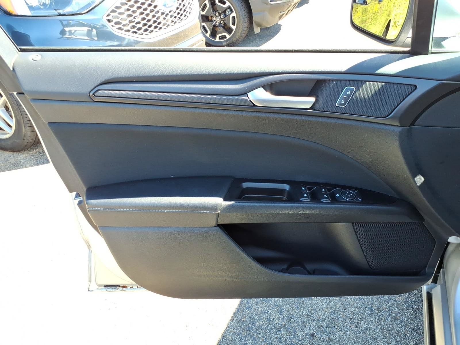 Used 2018 Ford Fusion SE w/ Equipment Group 201A FWD image 13