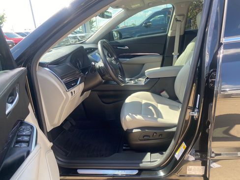 Used 2023 Cadillac XT4 Luxury w/ Cold Weather Package FWD image 12