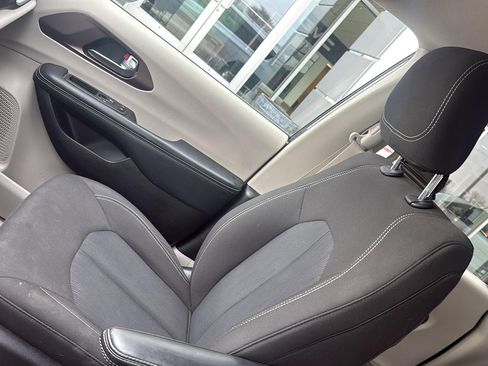 Used 2023 Chrysler Voyager LX image 18