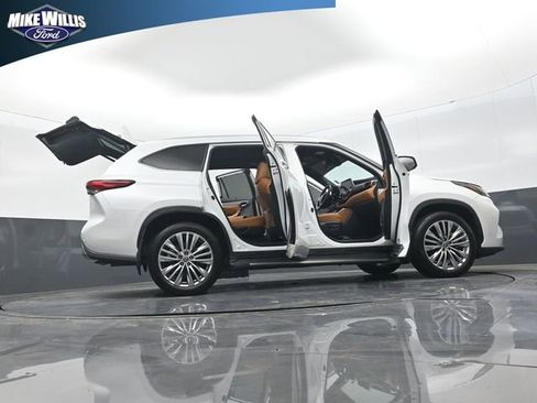 Used 2023 Toyota Highlander Platinum image 24
