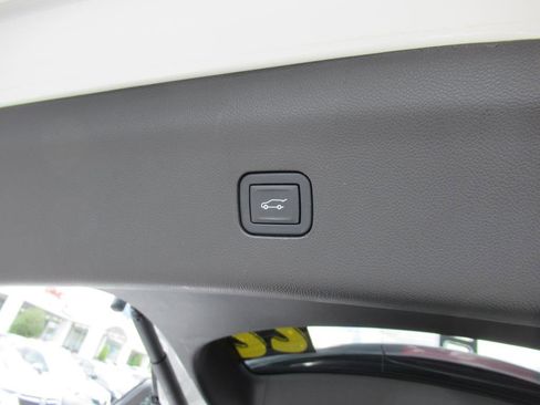 Used 2022 Buick Enclave Essence w/ Sport Touring Edition image 32