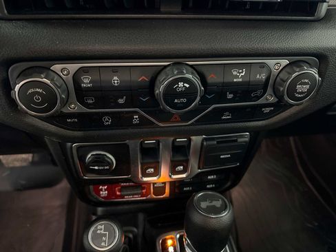 Used 2025 Jeep Wrangler Willys image 17