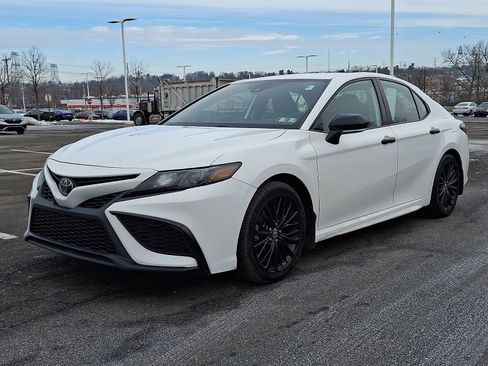 Used 2022 Toyota Camry SE image 3