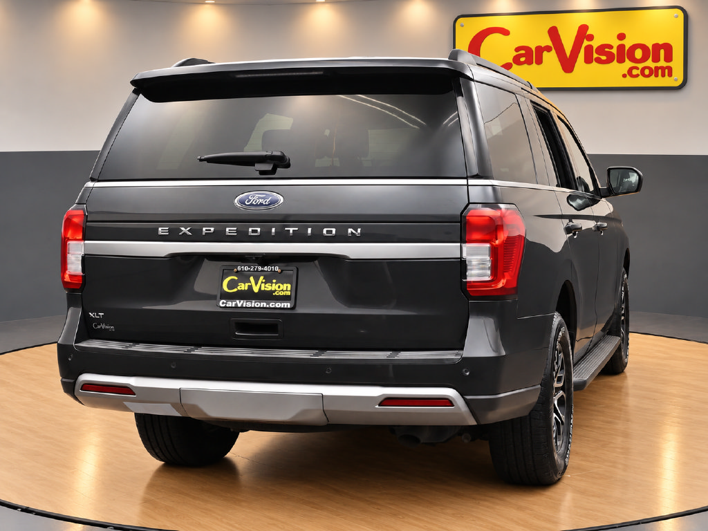Used 2024 Ford Expedition XLT RWD image 3