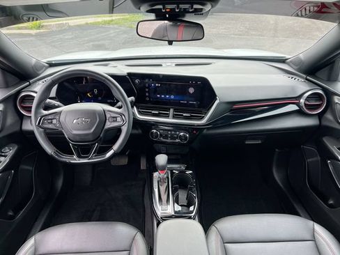 Used 2025 Chevrolet Trax RS w/ Sunroof Package FWD image 20