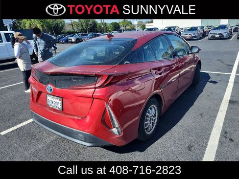 Used 2018 Toyota Prius Prime Premium image 2