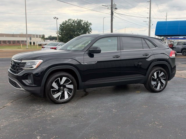Used 2026 Volkswagen Atlas Cross Sport SE w/ Panoramic Sunroof Package FWD image 3