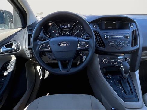 Used 2018 Ford Focus SE w/ SE Appearance Package image 12