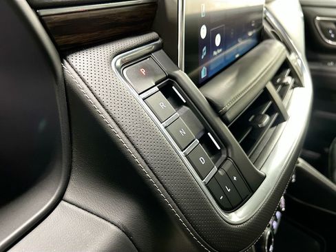 Used 2022 Chevrolet Suburban Premier image 17