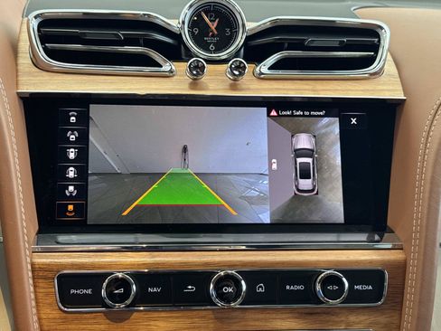 Used 2023 Bentley Bentayga Extended Wheelbase AWD/4WD image 18