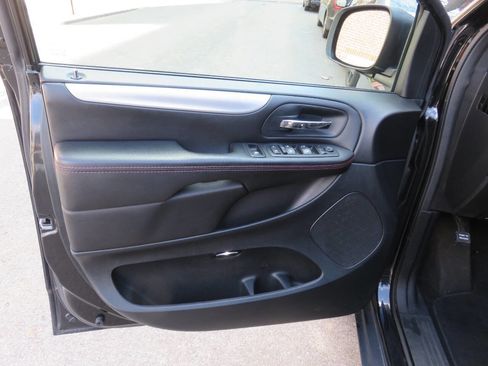 Used 2018 Dodge Grand Caravan GT image 25