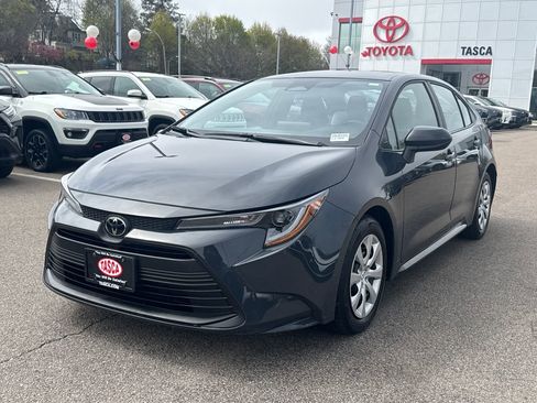 Used 2025 Toyota Corolla LE FWD image 3