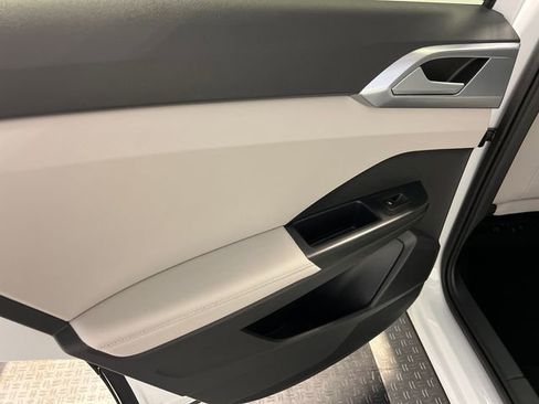 Used 2025 Volkswagen Taos SE image 17