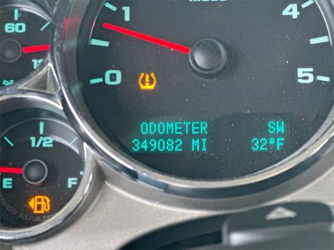 Used 2013 Chevrolet Silverado 2500 LT w/ Custom Sport Truck Package image 12