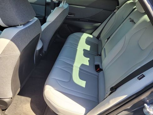 Used 2025 Hyundai Elantra Limited FWD image 11