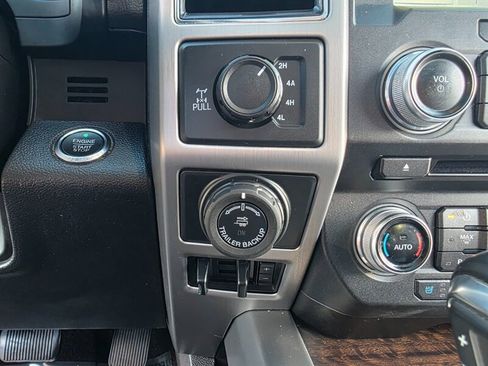 Used 2017 Ford F150 Platinum w/ Equipment Group 701A Luxury image 23