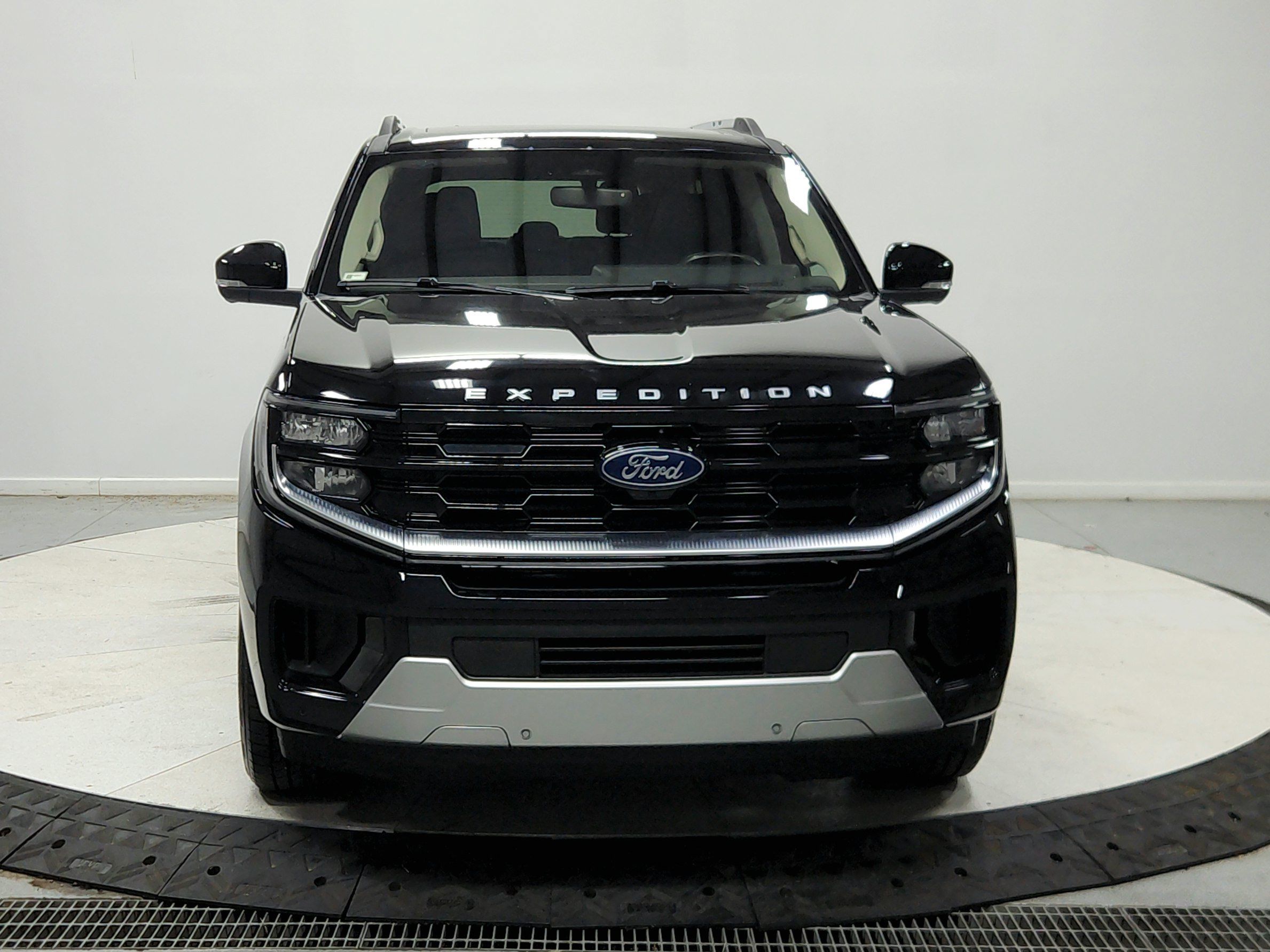 Used 2025 Ford Expedition Platinum AWD/4WD image 3