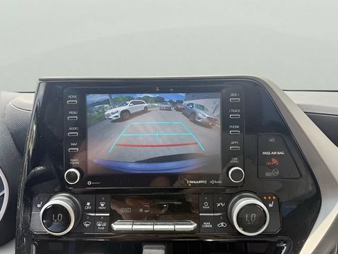 Used 2021 Toyota Highlander XLE AWD/4WD image 18