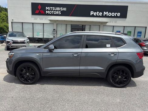 Certified 2023 Volkswagen Taos SE w/ Black Wheel Package FWD image 3