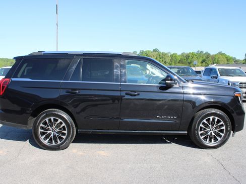 Used 2025 Ford Expedition Platinum image 5
