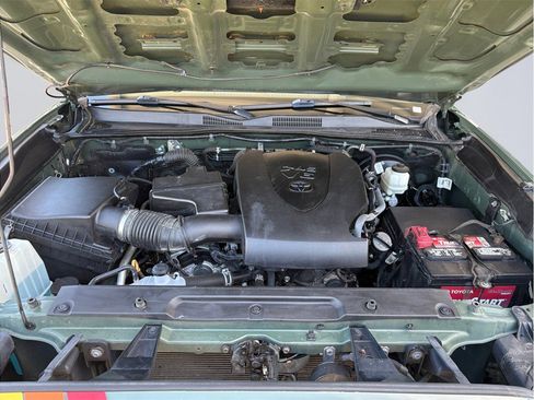 Used 2022 Toyota Tacoma TRD Sport w/ Technology Package RWD image 8