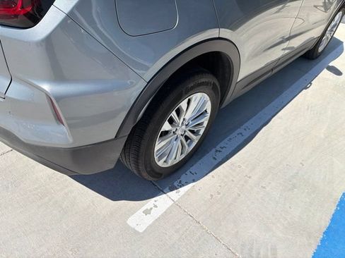 Used 2024 Cadillac XT4 Luxury w/ Cold Weather Package FWD image 4