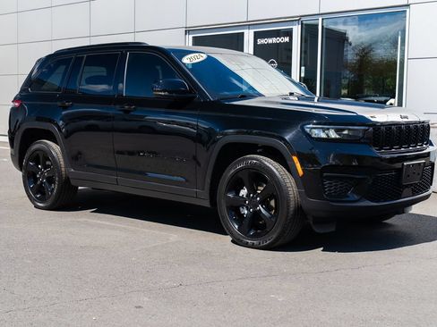 Used 2024 Jeep Grand Cherokee Altitude AWD/4WD image 1