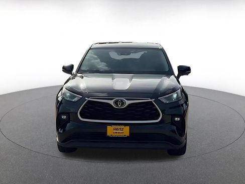 Used 2025 Toyota Highlander LE FWD image 4