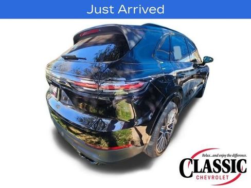 Used 2022 Porsche Cayenne Platinum Edition image 10