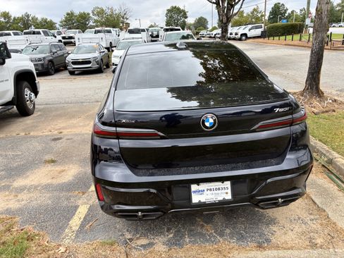 Used 2025 BMW 760i xDrive w/ Luxury Rear Seating Package AWD/4WD image 7