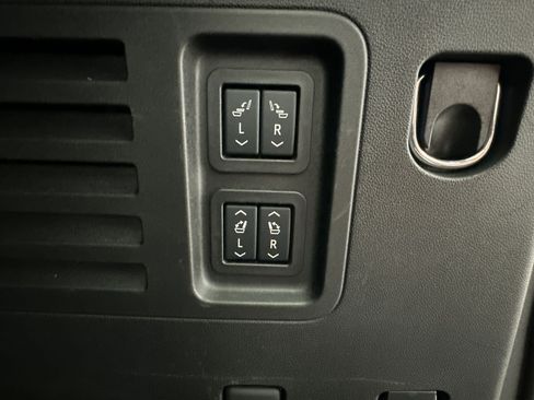 Used 2025 Buick Enclave Preferred w/ Power Package AWD/4WD image 19