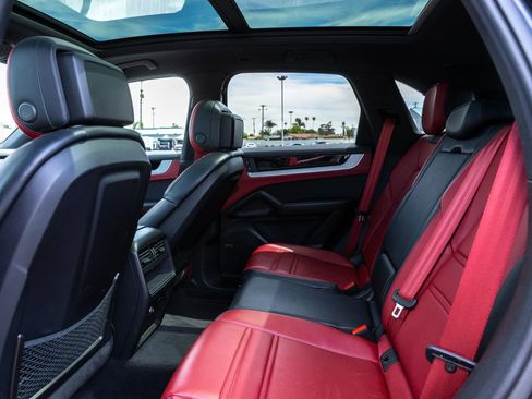 Used 2024 Porsche Cayenne image 31