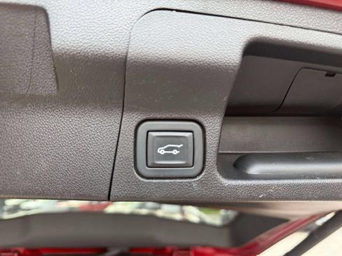 Used 2023 GMC Acadia SLE w/ Driver Convenience Package FWD image 11