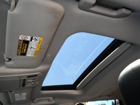 Used 2021 Toyota Highlander XLE AWD/4WD image 19