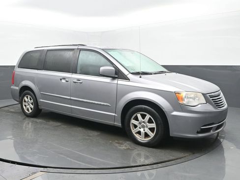 Used 2013 Chrysler Town & Country Touring image 7