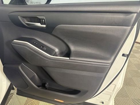 Used 2020 Toyota Highlander XLE AWD/4WD image 27