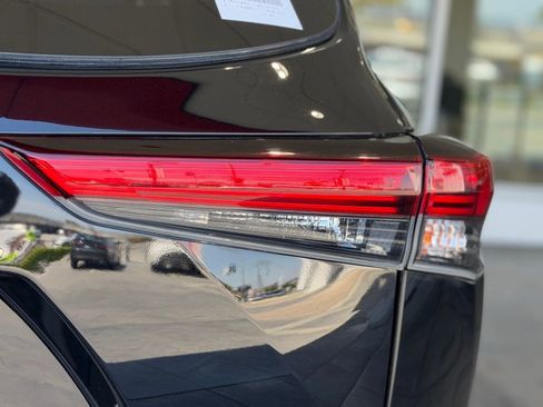 Certified 2020 Toyota Highlander XLE AWD/4WD image 13