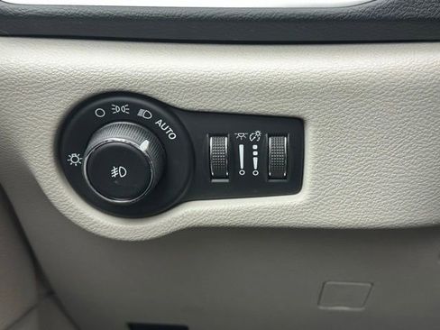 Used 2018 Chrysler Pacifica Touring-L w/ Tire & Wheel Group FWD image 18