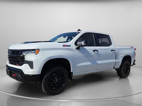 Used 2025 Chevrolet Silverado 1500 LT Trail Boss w/ Convenience Package II AWD/4WD image 2